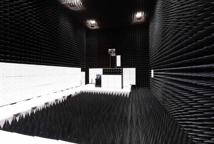 電波暗室(10m法)の写真